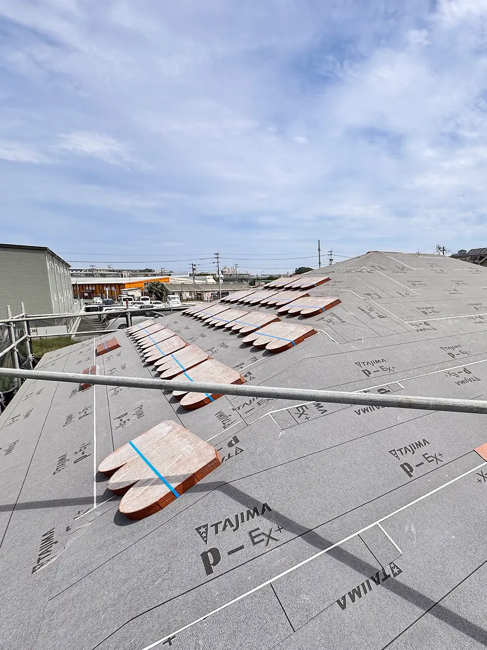 ルーフィングの施工を終え屋根材の施工準備が進む屋根