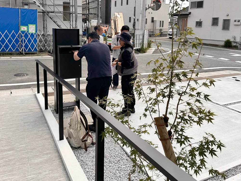 門柱ポストまわりを確認する外構社内検査の様子