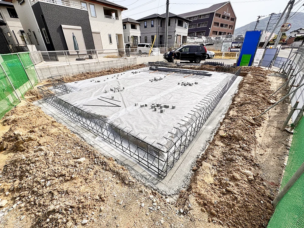 地盤に敷設された防湿フィルム