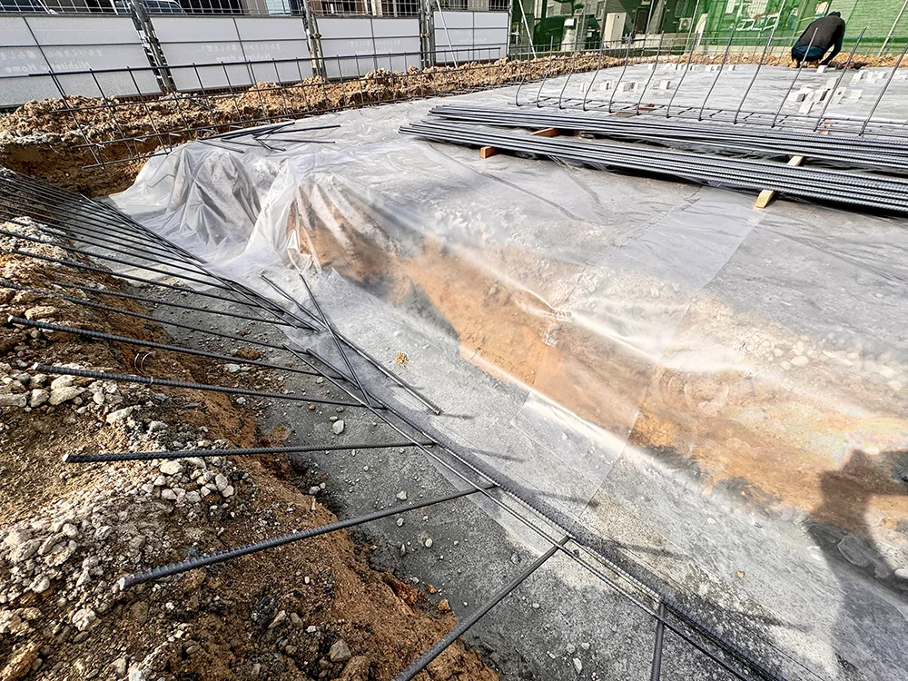地盤に敷設された防湿フィルム