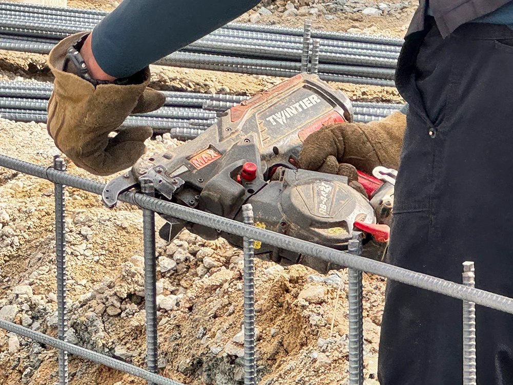 ハッカー（工具）を使った鉄筋結束