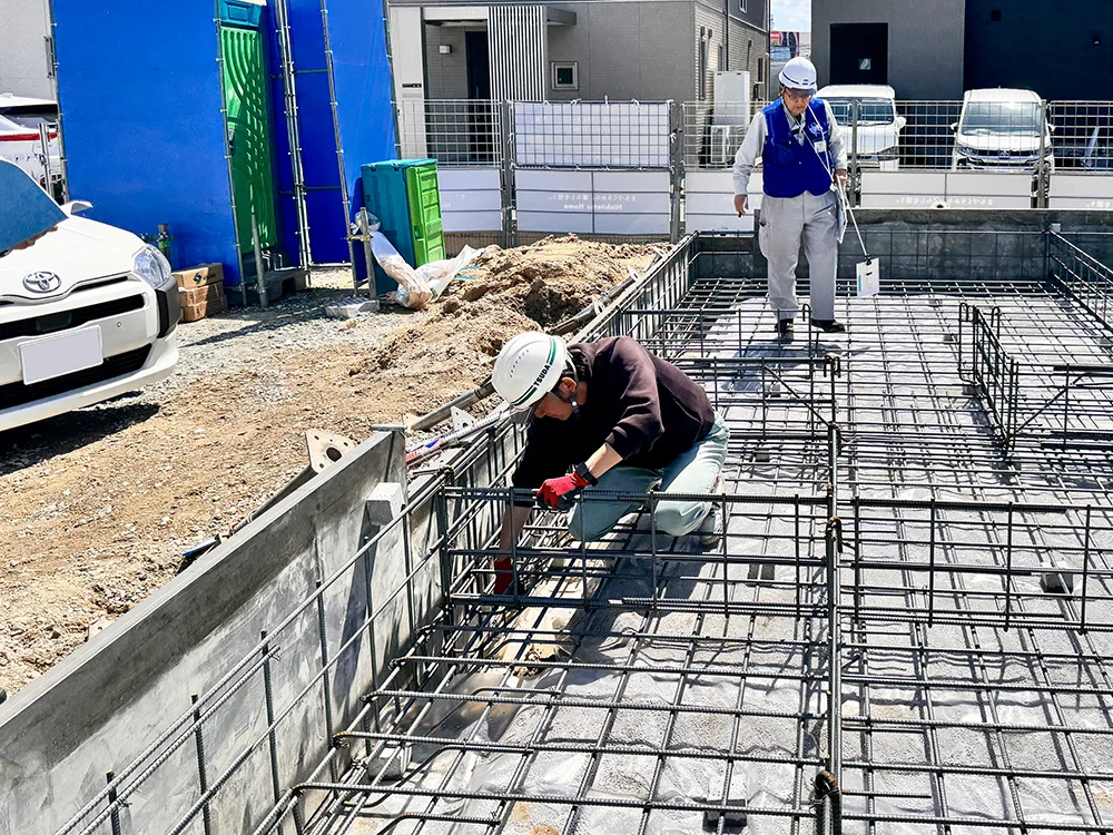 助言を受けながら確認する様子