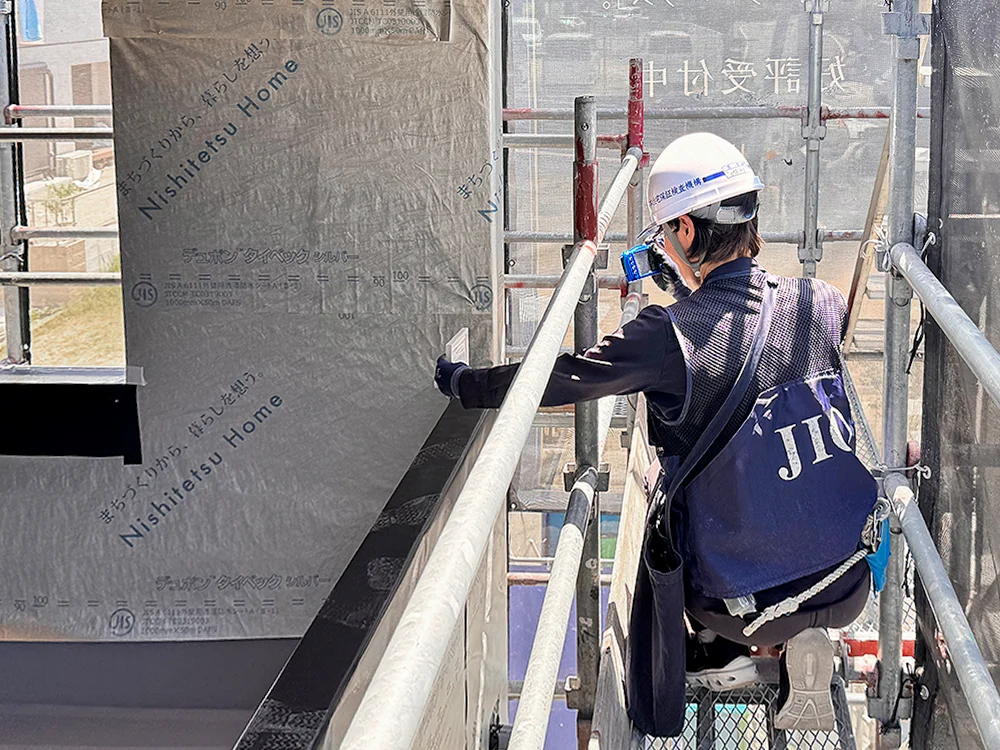 透湿防水シートの施工状態を確認する検査員