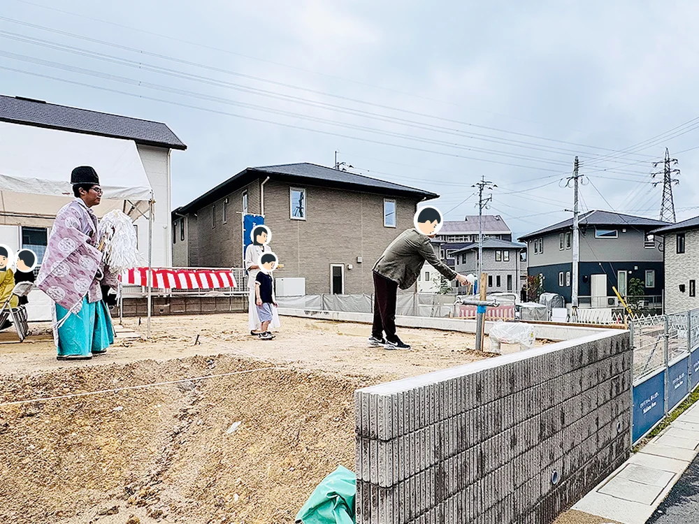 神職とともに敷地をお清めするご家族