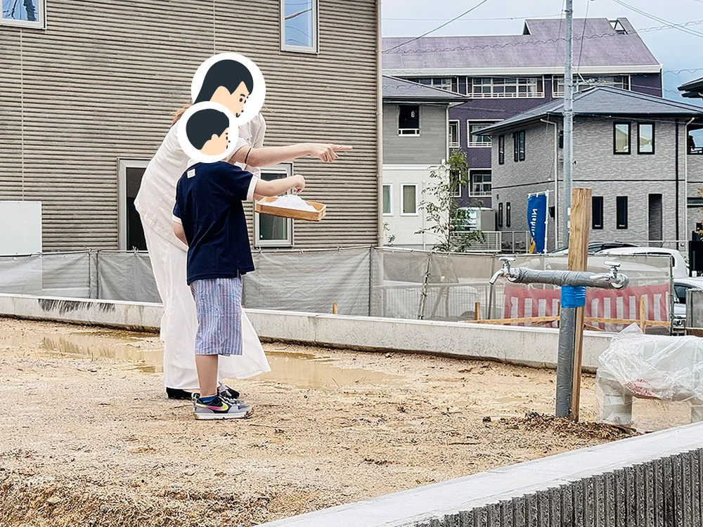 敷地の四隅をお塩でお清めする様子