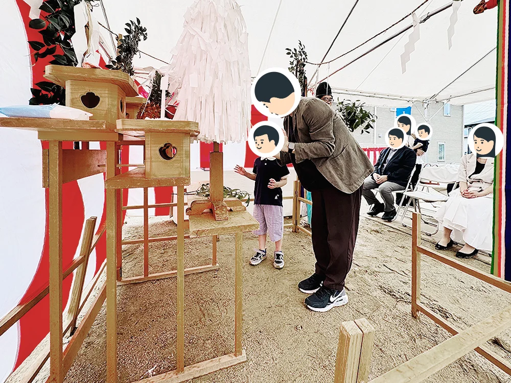 祭壇の前で手を合わせるお子さま