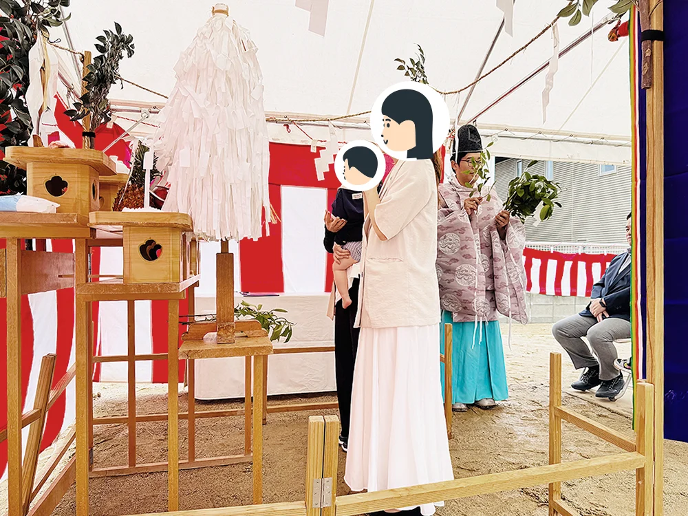 祭壇の前で祈願するご家族
