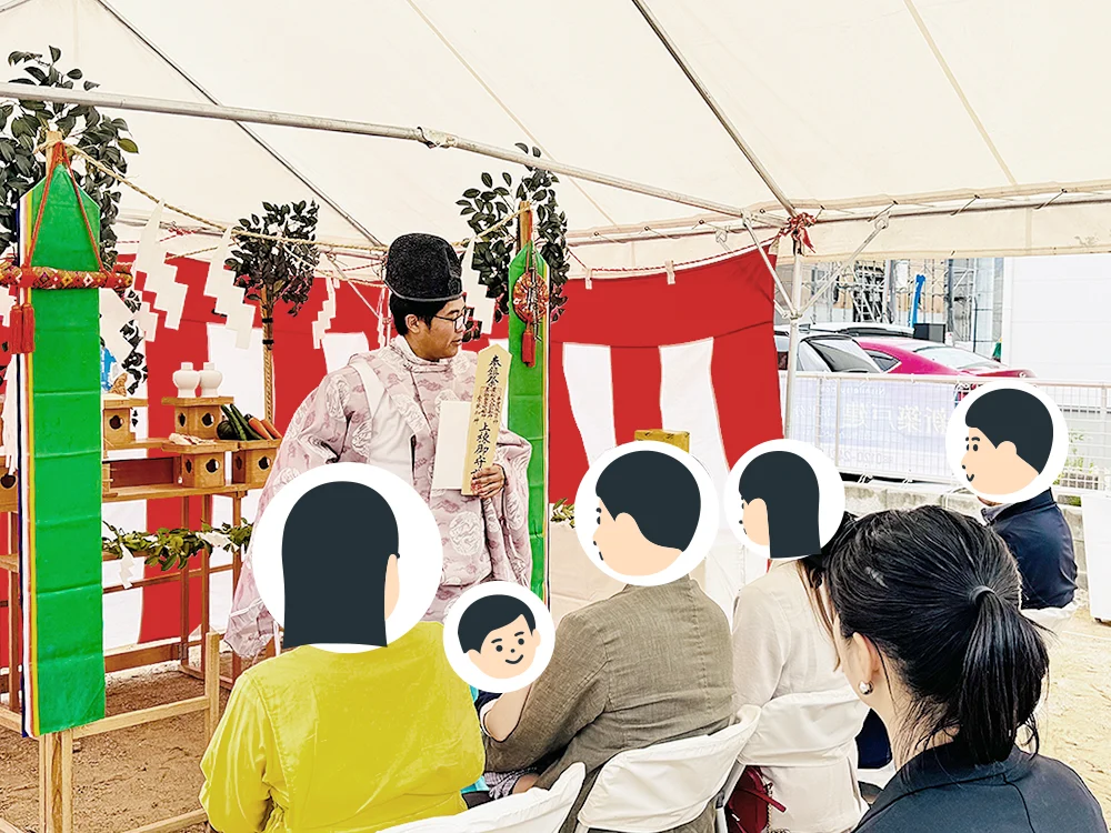 鎮物や棟札について説明する神職
