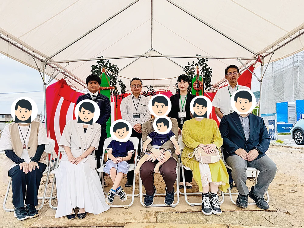 地鎮祭を終えたご家族と関係者の記念写真