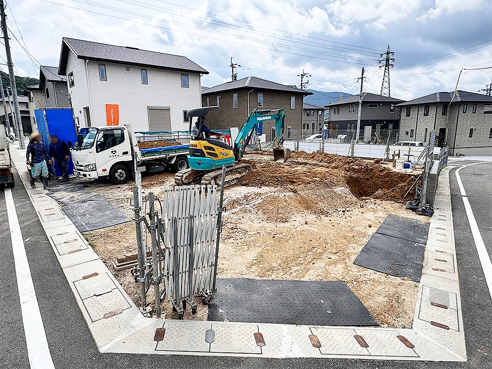 重機による床掘の様子