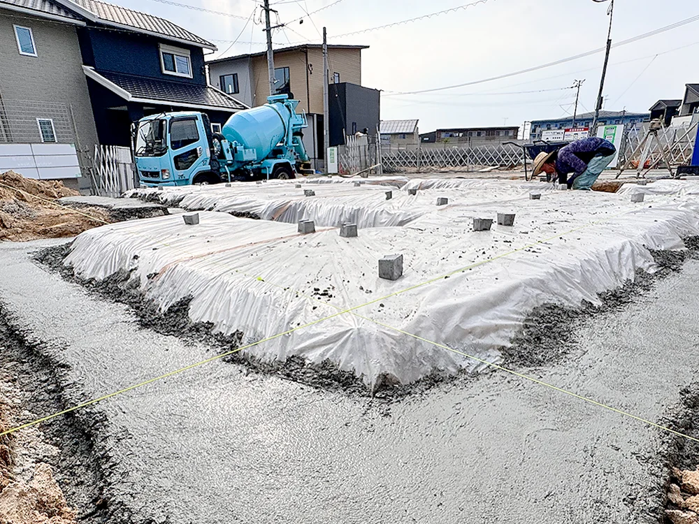 防湿シートの敷き込みが進む現場