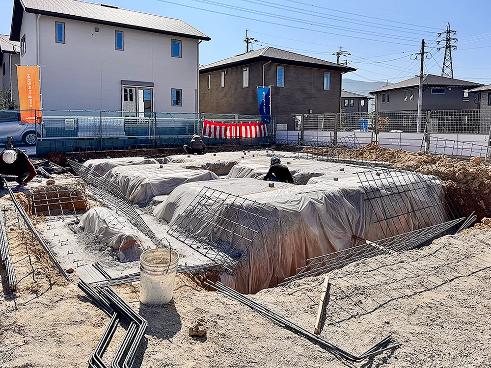 外周部から配筋が始まった基礎工事現場