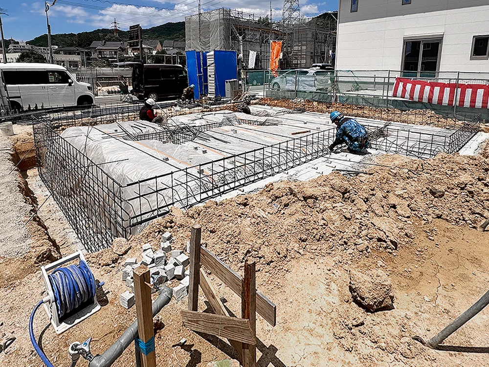 配筋作業が進む基礎工事現場