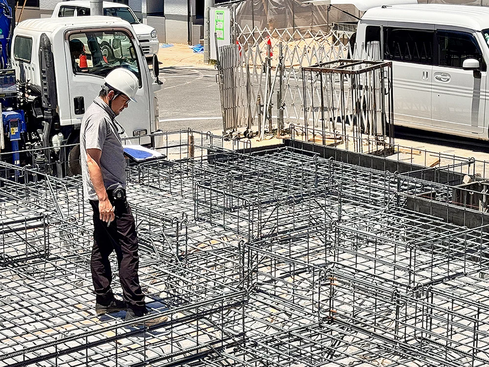 配筋の状態を確認する検査員
