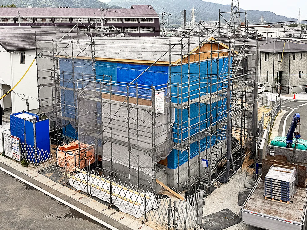 屋根部に防水シートが張られた建物の外観