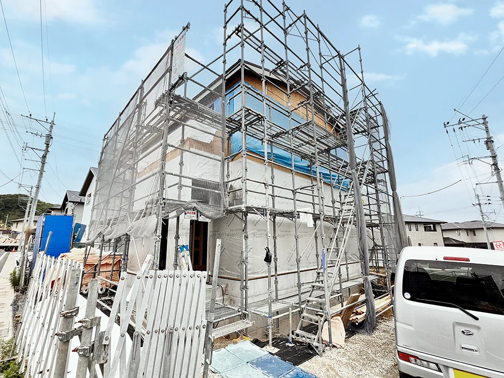 外装下地が施工され外観が変化してきた建物