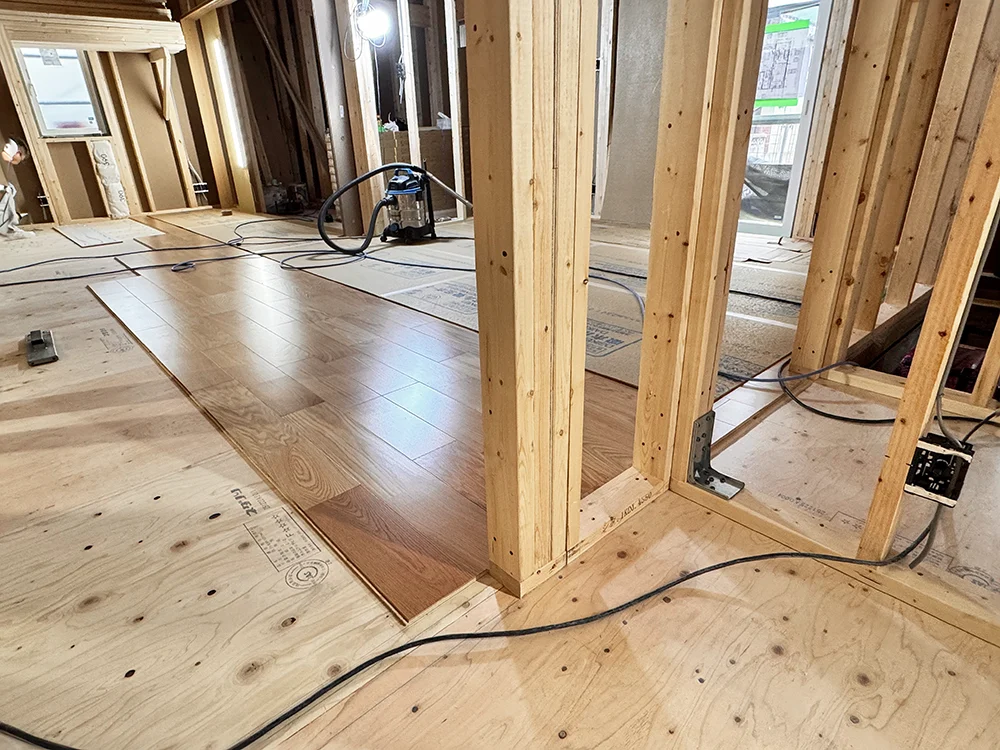 フローリング施工の様子