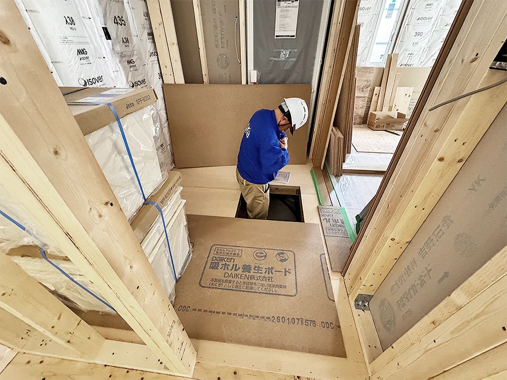 壁・天井の断熱材の充填確認