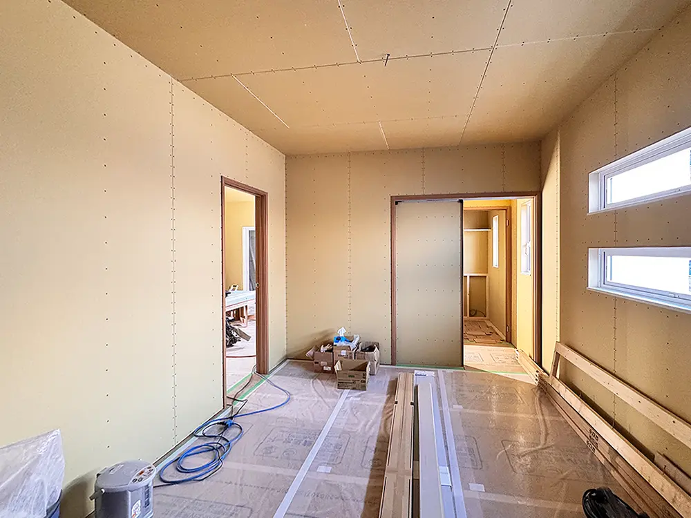 曲線を描く開口部