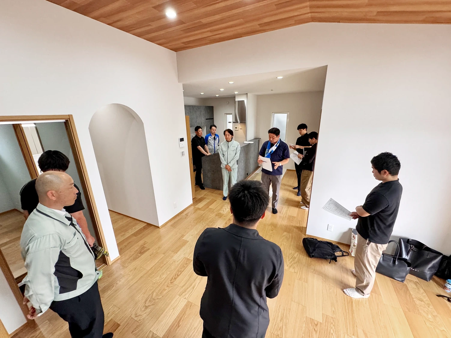 建物全体を点検するスタッフ