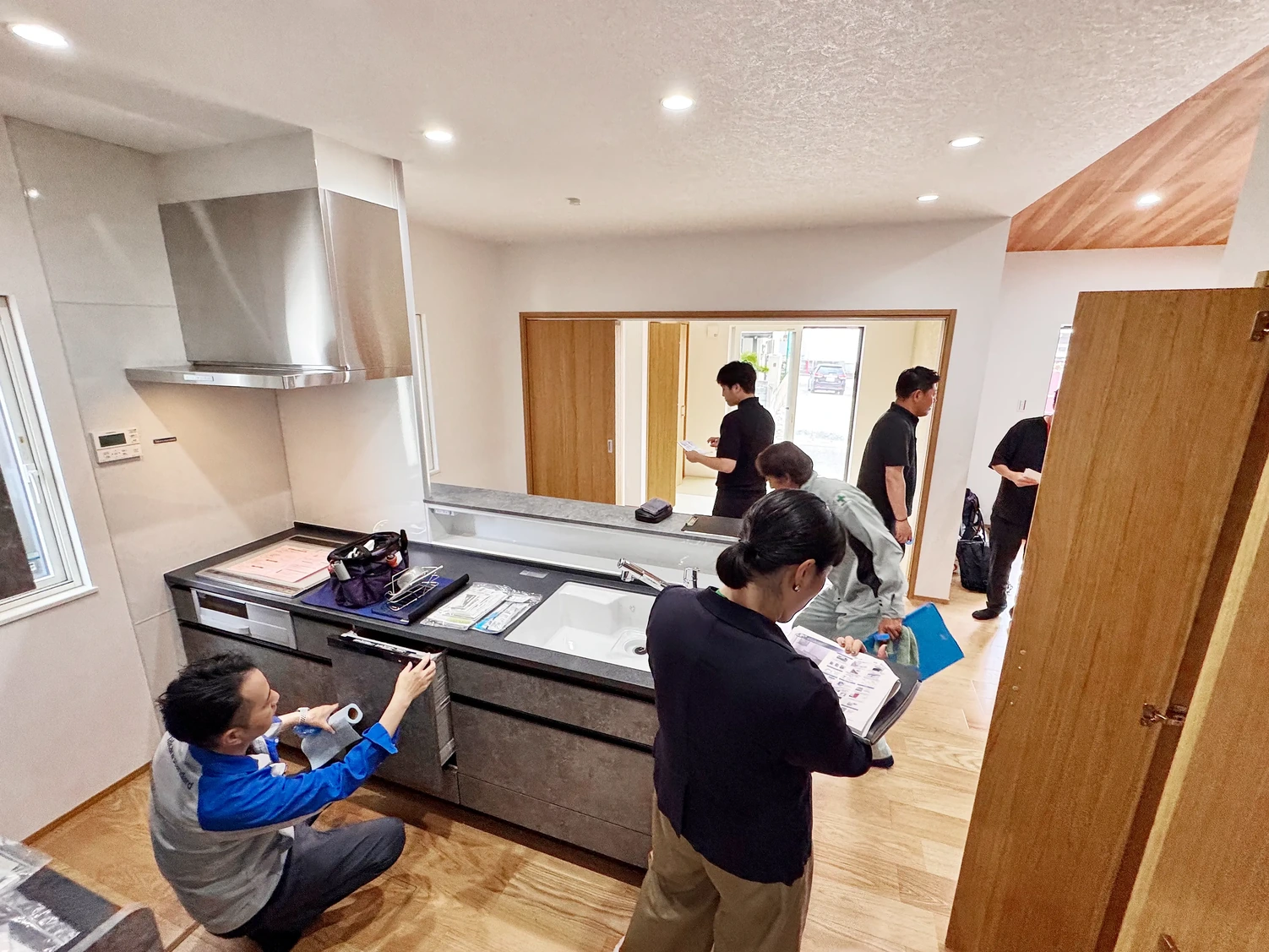 住宅設備機器や電気・ガス設備を確認する様子