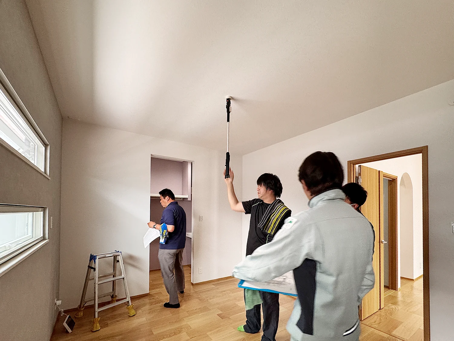 内装の仕上がりや建具の取付・動作を確認する検査の様子