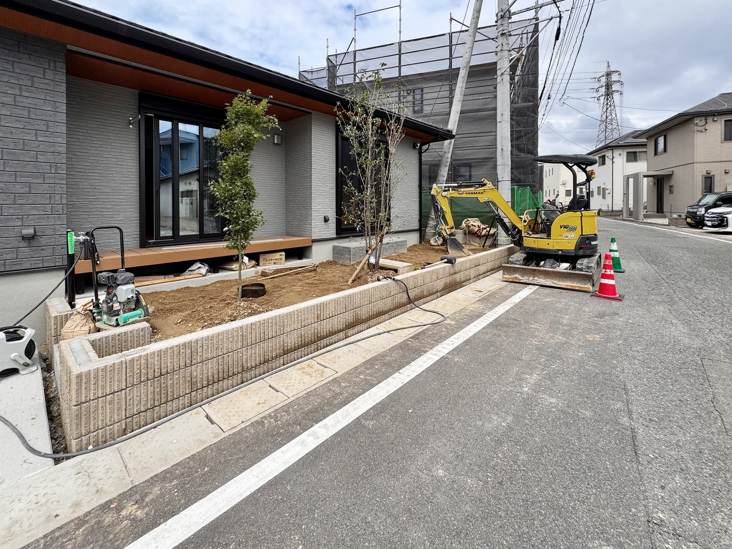 外構工事が進み完成間近となった建物外観