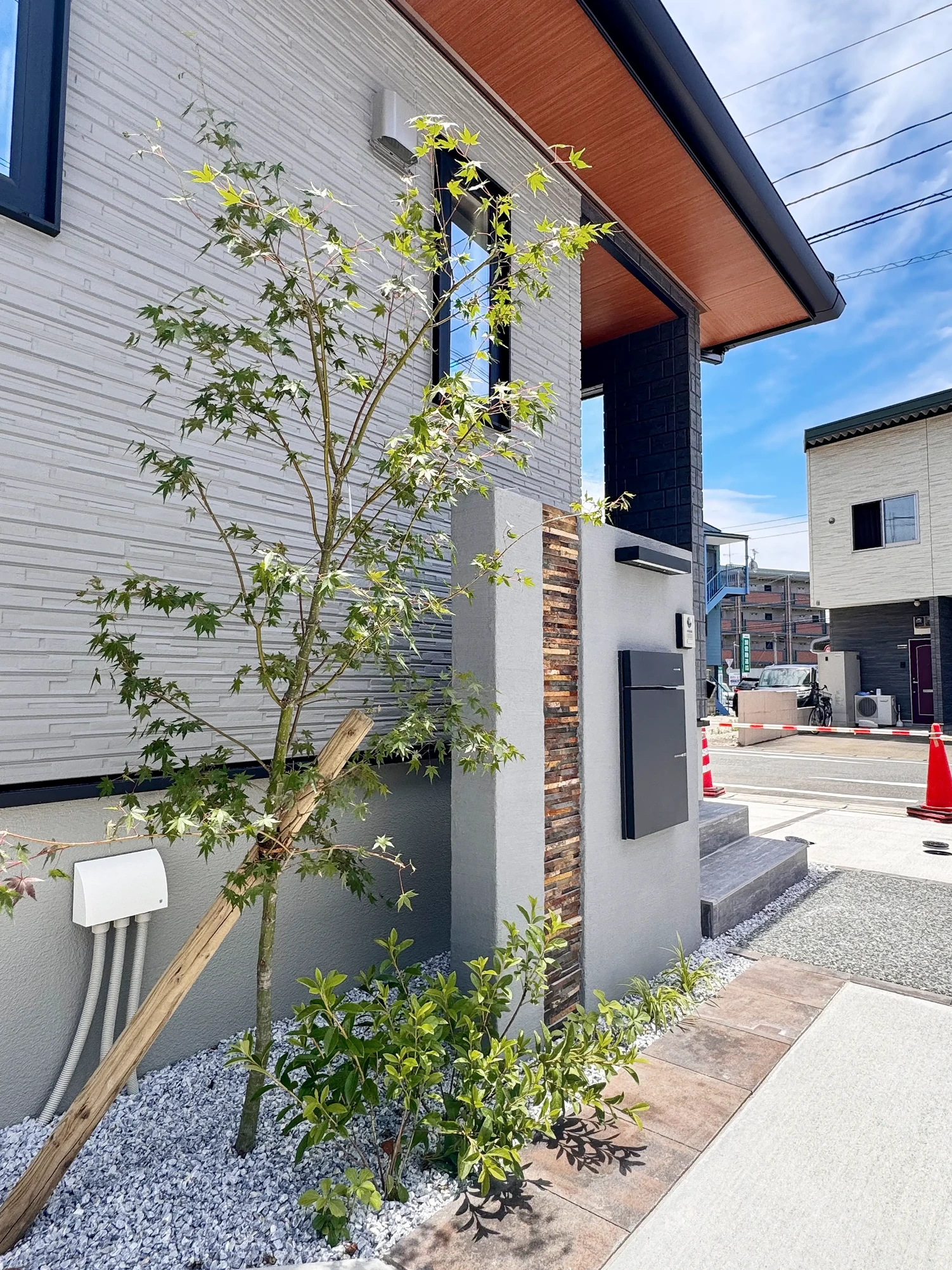 植栽が彩りを添える住まいの外観