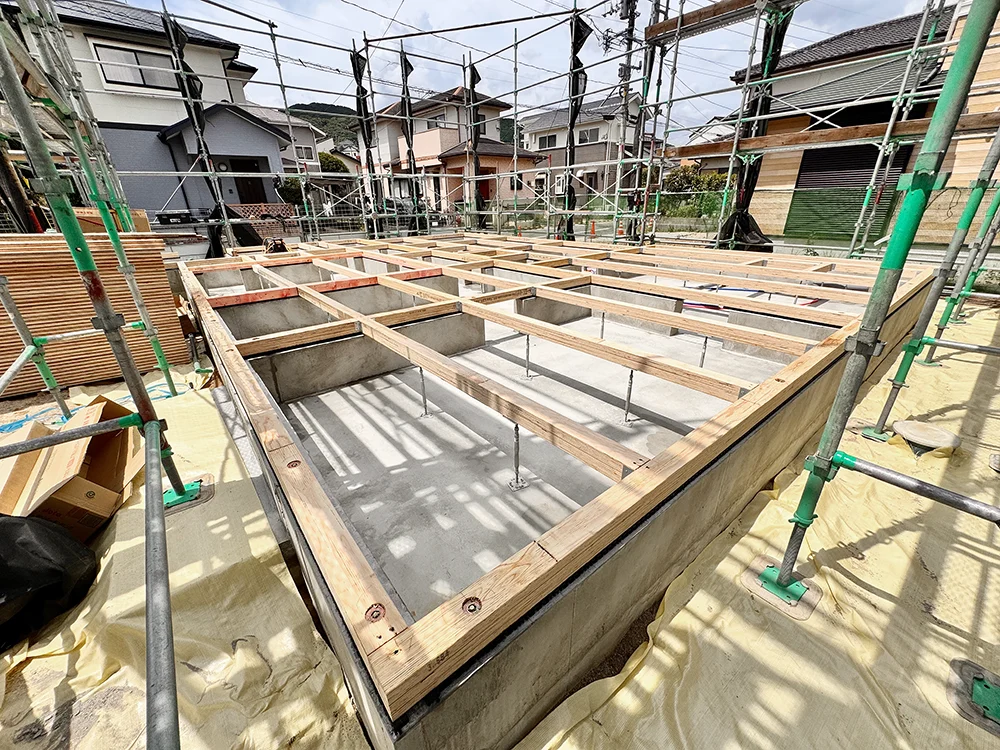 基礎の上に敷き並べられた土台