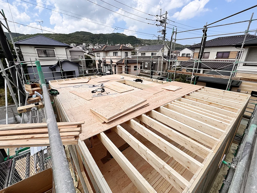 足場から見下ろした2階の床組み