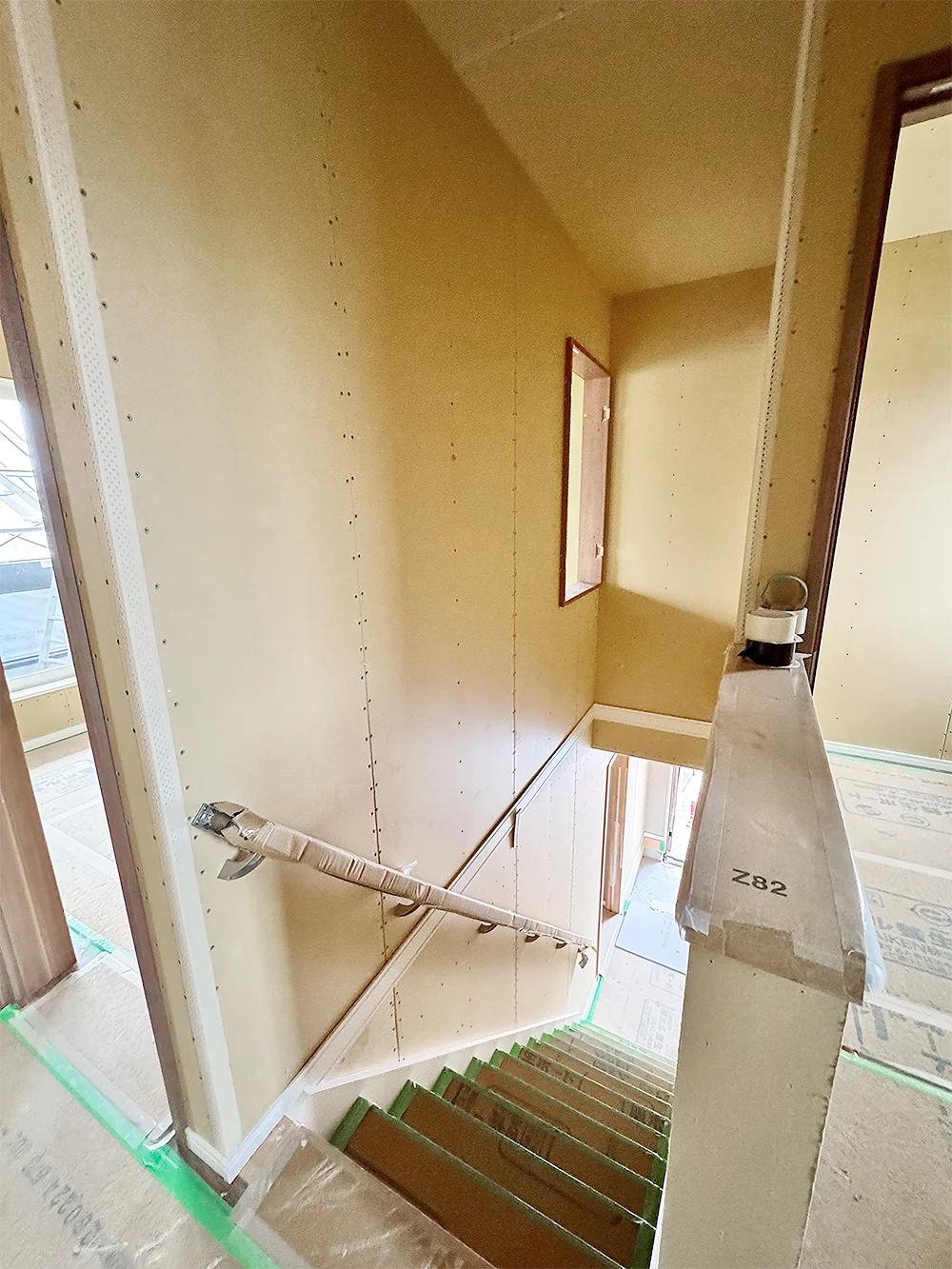 完成した階段と上部に設けられた採光用の小窓