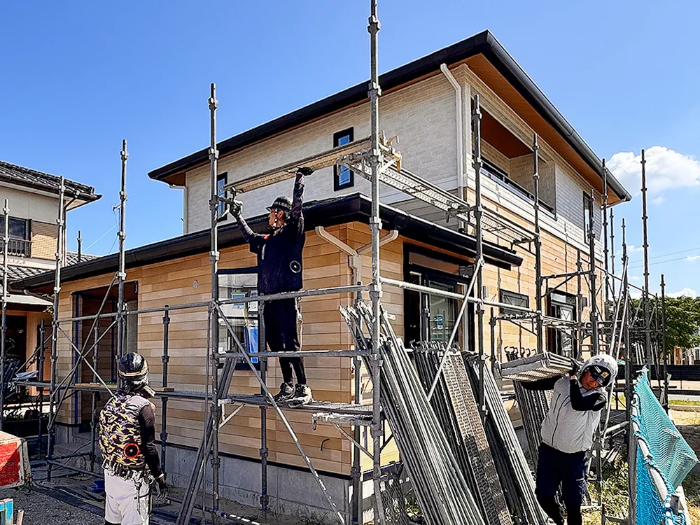 職人の手で足場が撤去されていく住まいの外観