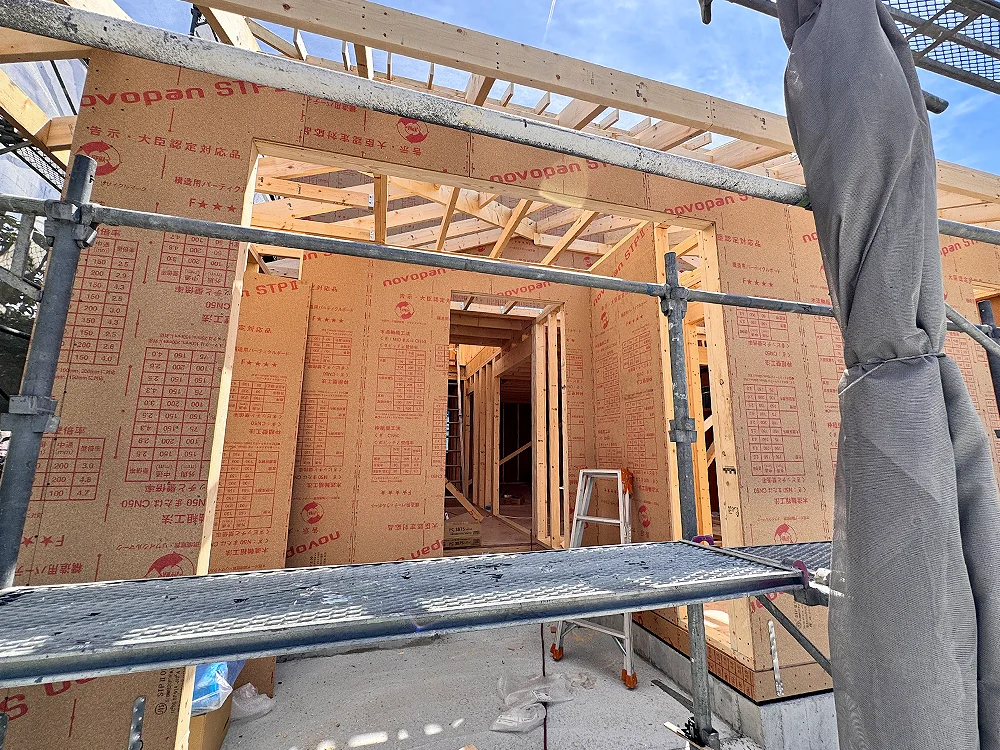 1・2階の木材と構造用パネルが組み上がった建物全体