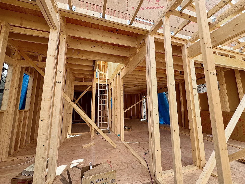 屋根部分で施工が進む野地板