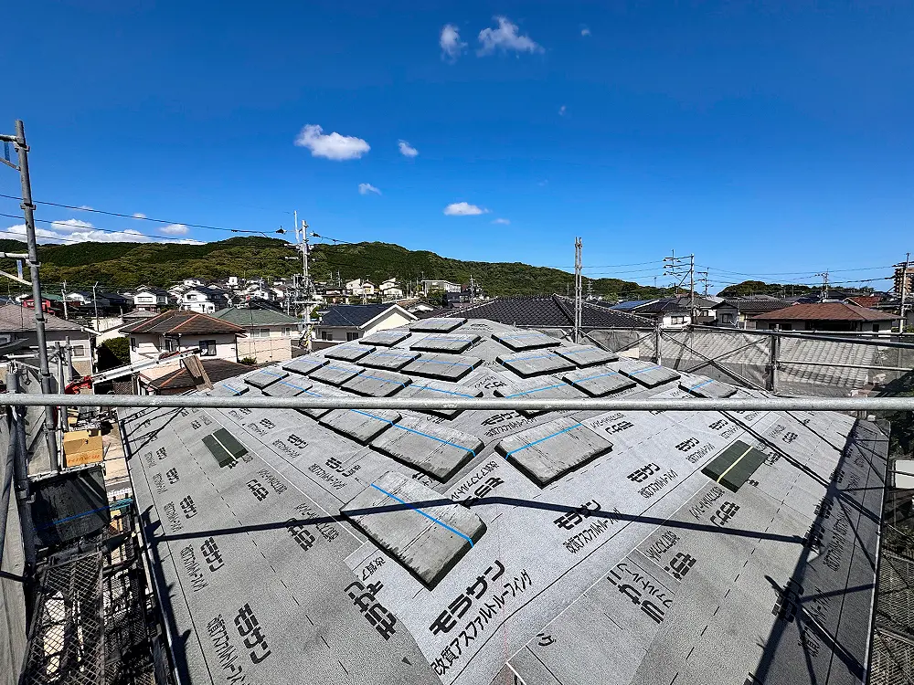 骨格部分が完成へ近づいた建物の外観