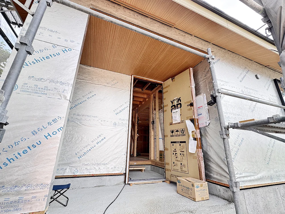 透湿防水シートの施工が進む建物外観