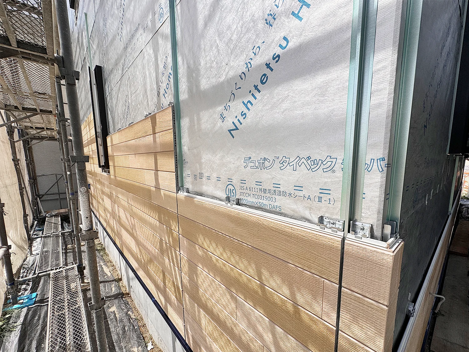 少しずつ完成形が見えてきた建物の外観